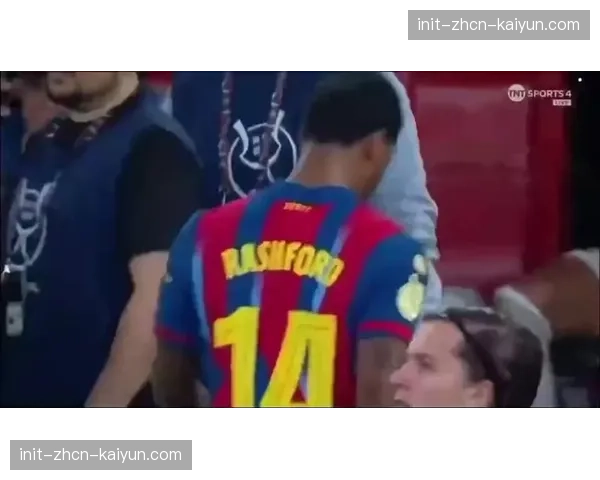 特写：终场哨响，梅西注视着内马尔与姆巴佩在场上拥抱