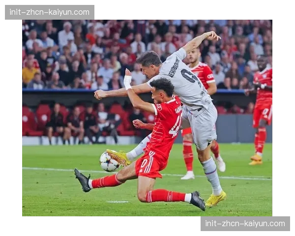 特写：看台上的莱万多夫斯基，目睹拜仁被旧主淘汰