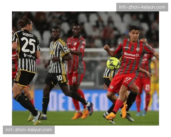 那不勒斯后卫金玟哉因伤缺席合练,可能影响球队本周定位球防守体系 那不勒斯后卫金玟哉因伤缺席合练,可能影响球队本周定位球防守体系